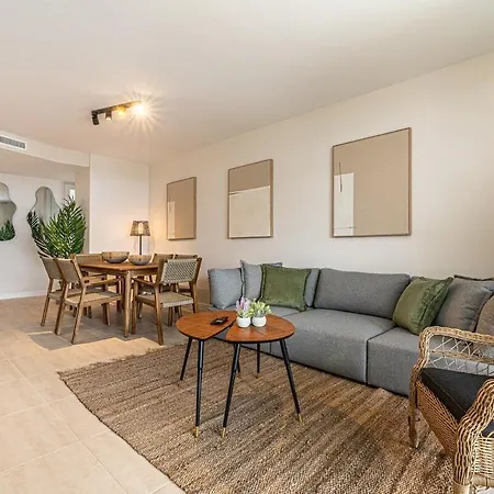 Vanian Gardens - 3br With Garden Apartment *